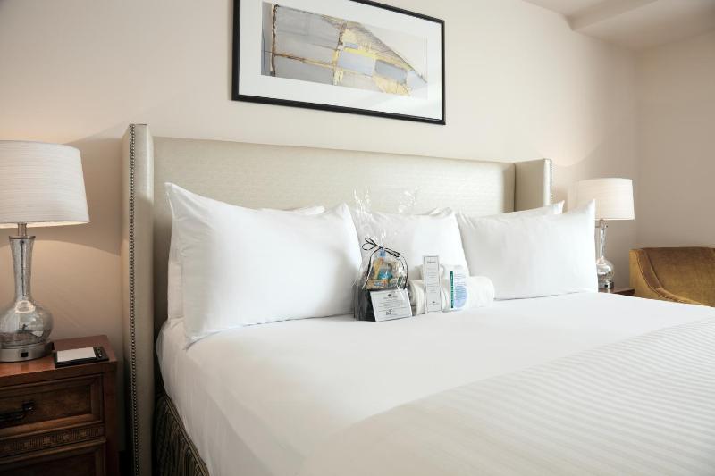Deluxe King Room image 2