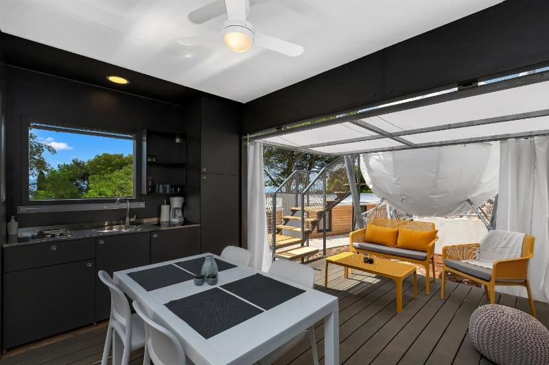 Friends & Family Glamping pad image 1