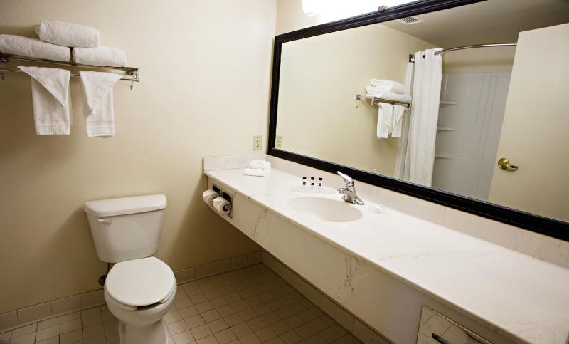 Queen Room with Two Queen Beds - Non-Smoking image 3