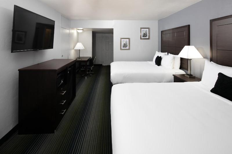 Deluxe Double Room with Two Queen Beds - Non-Smokin image 2