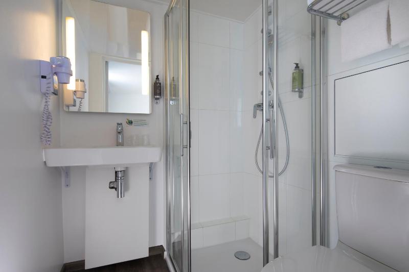 Deluxe Double or Twin Room image 2