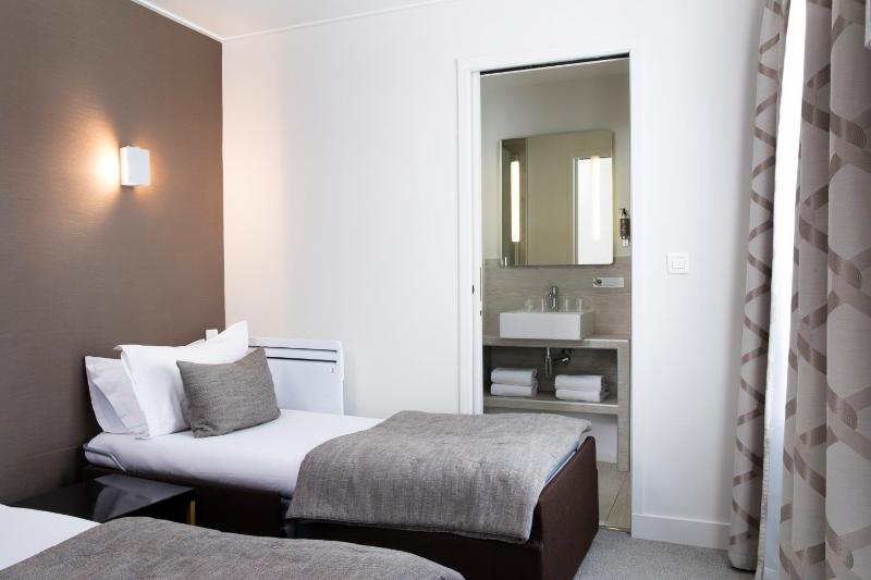 Quadruple Room image 4