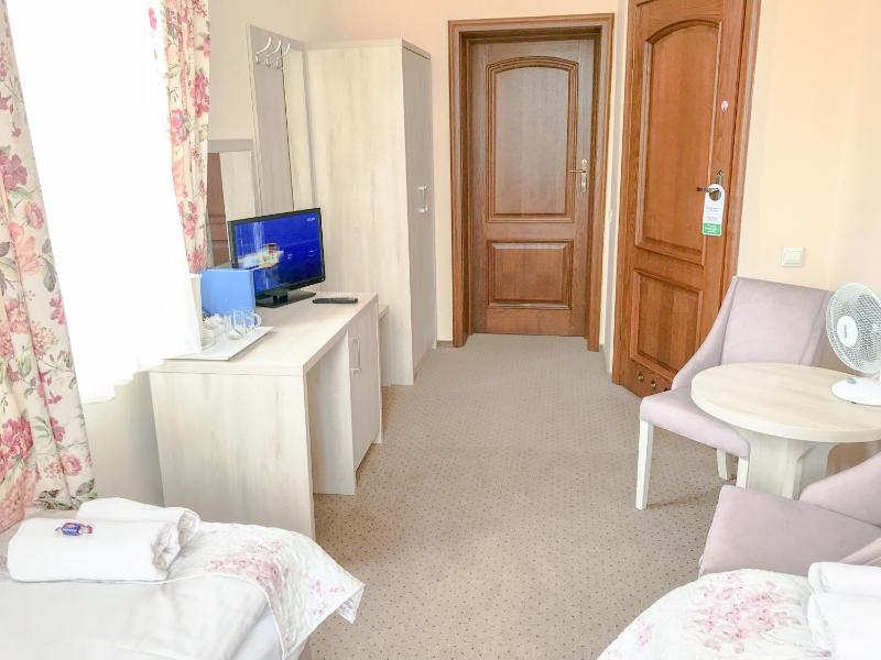 Twin Room with Bathroom image 4
