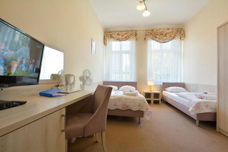 Triple Room with Bathroom image 2
