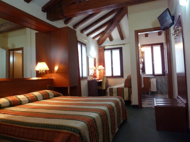 Deluxe King Room image 4
