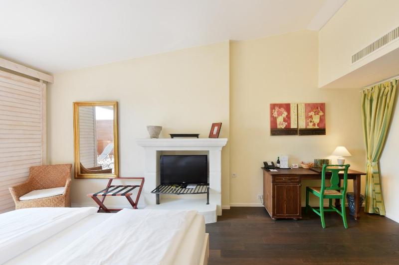 Club Class Room image 3