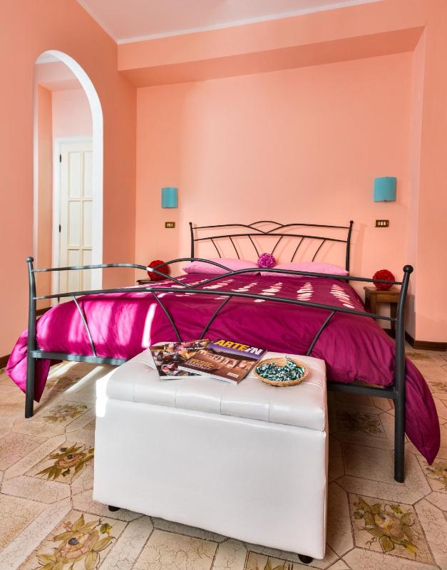Double Room image 3
