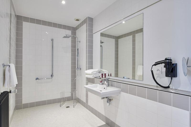 Double or Twin Room with Canal View image 2
