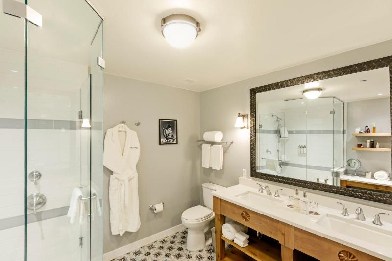 Standard King Room image 3