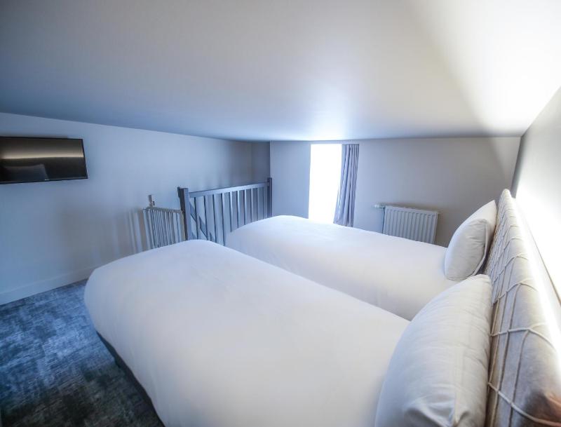 Family Suite with One Double Bed and Twin Beds image 2