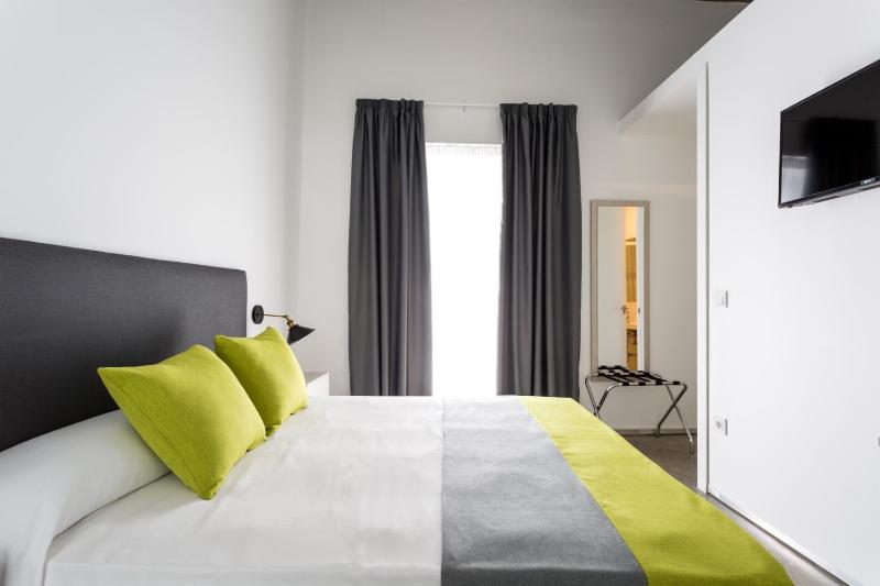 Double Room with Balcony image 3