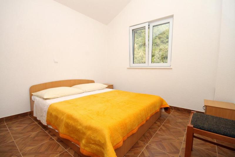 Three-Bedroom Apartment with Terrace and Sea View image 3