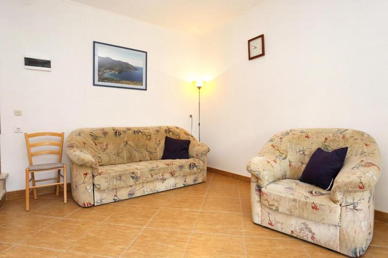 One-Bedroom Apartment image 2