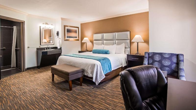 King Suite with Roll-in Shower - Mobility Access image 1