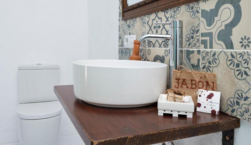 Double Room with Sea View image 3