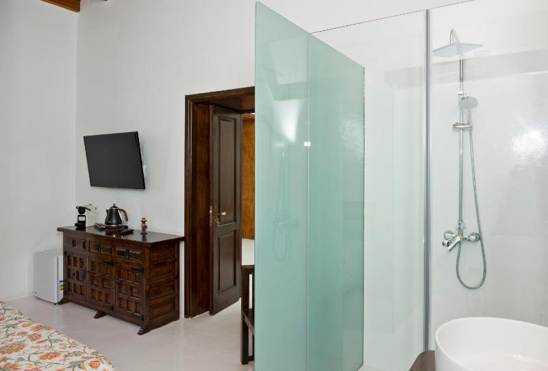 Deluxe Double Room with Side Sea View image 3