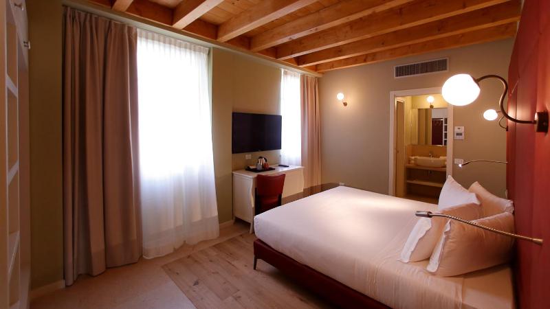 Standard Double Room image 4