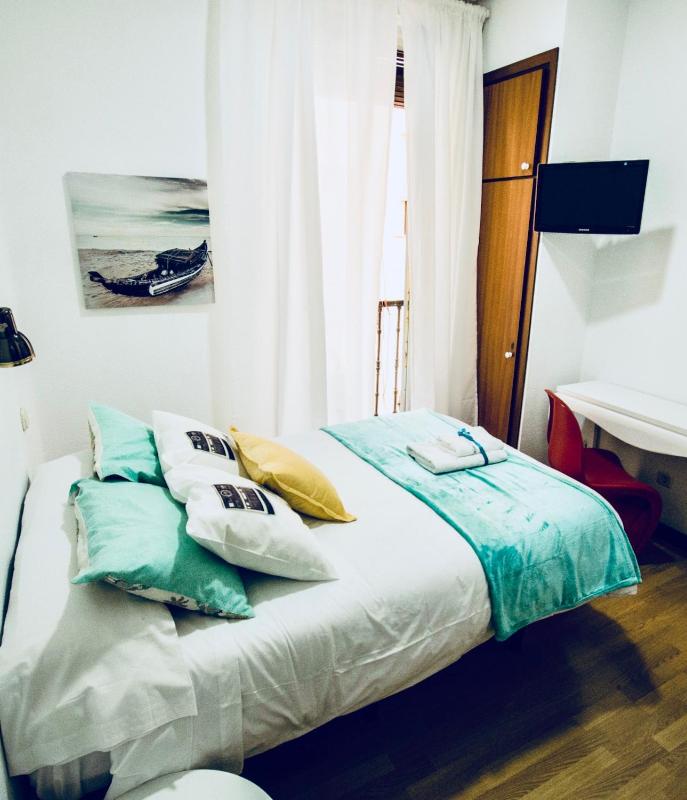 Single Room image 3