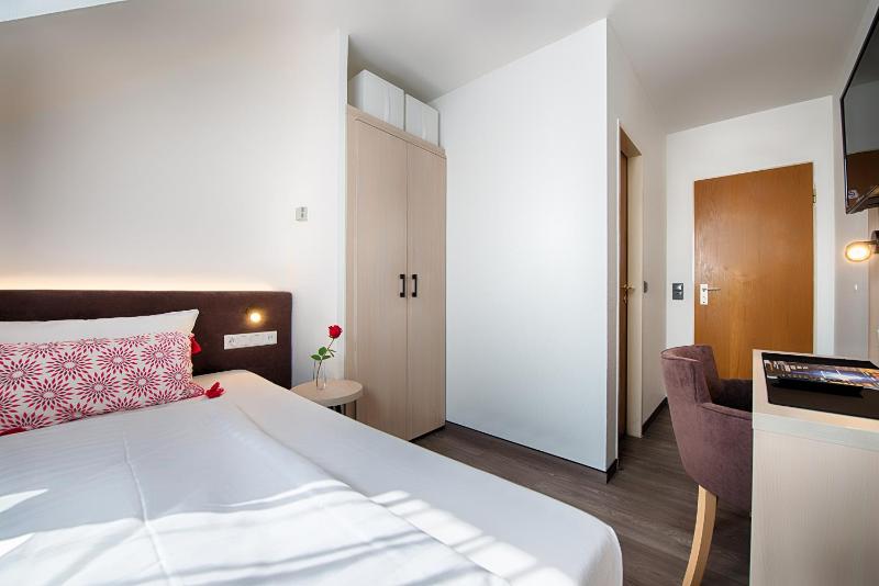 Large Single Room image 4