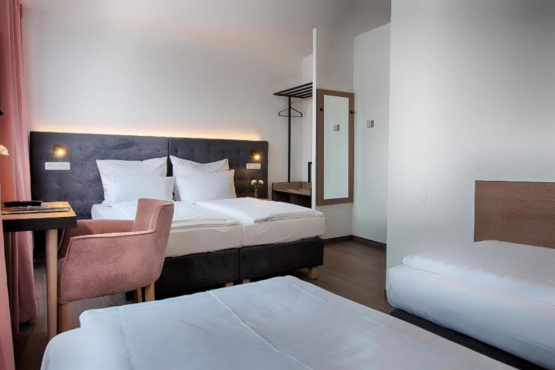 Standard Quadruple Room image 3