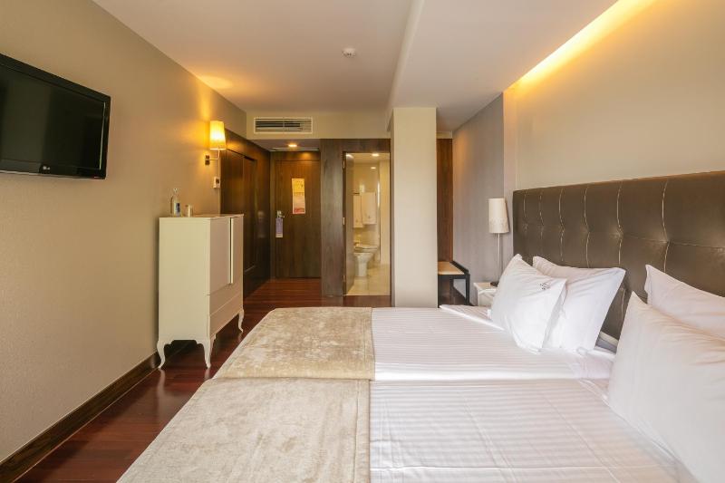 Premium Twin Room image 2