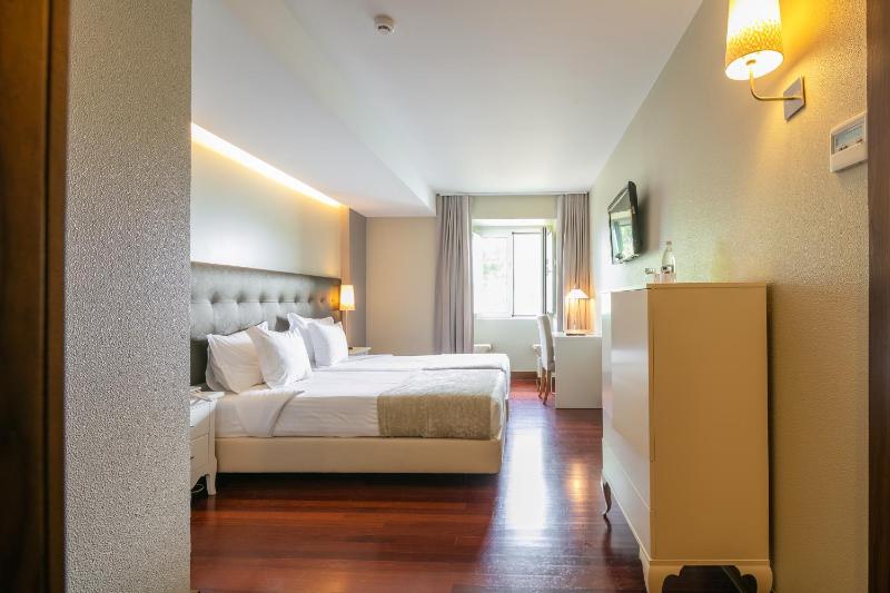 Premium Twin Room image 1