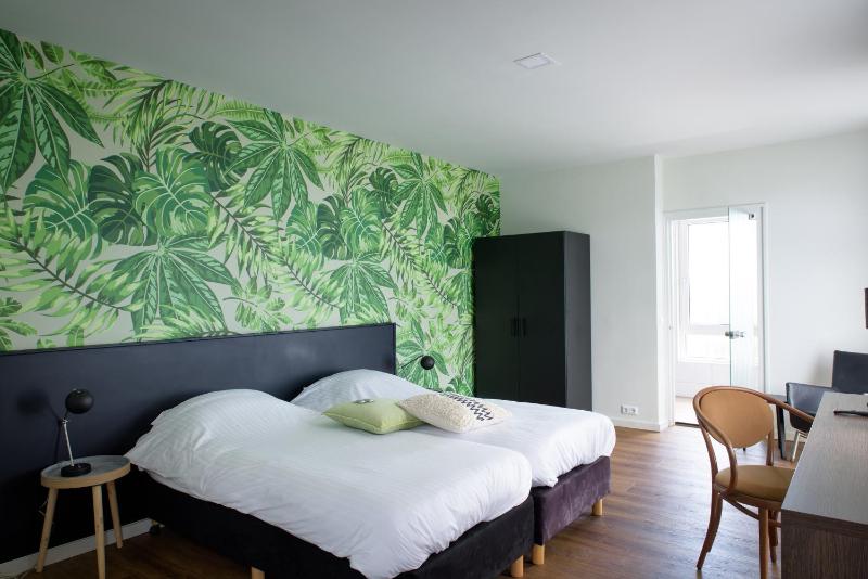 Double Room with Balcony image 3