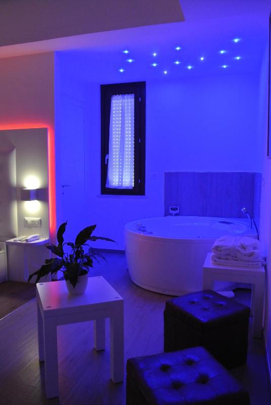 Deluxe Suite with Spa Bath image 3