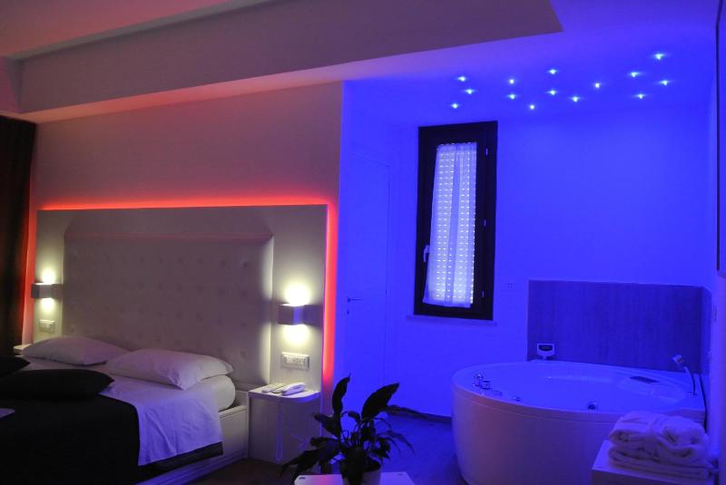 Deluxe Suite with Spa Bath image 4