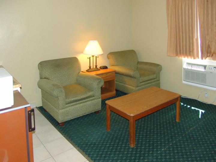 Queen Room image 2