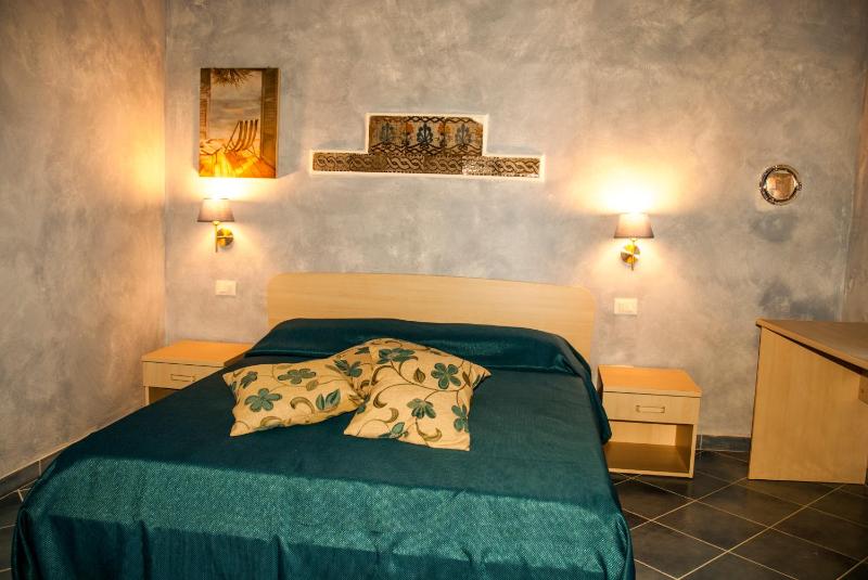Double Room with Sea View image 3