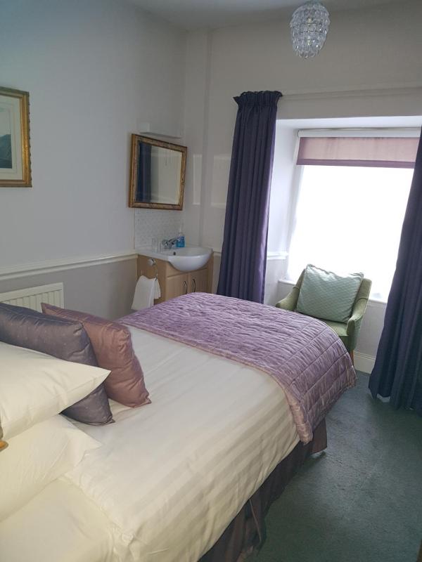 Single Room with Private External Bathroom image 1