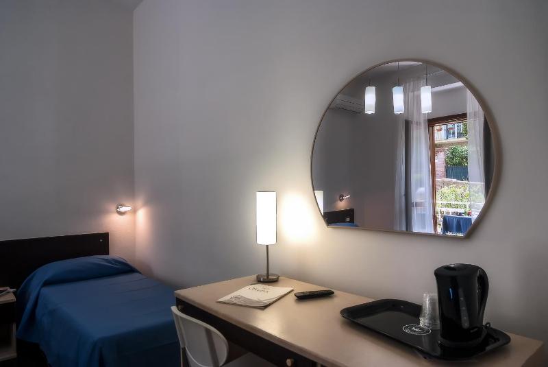 Economy Triple Room image 2