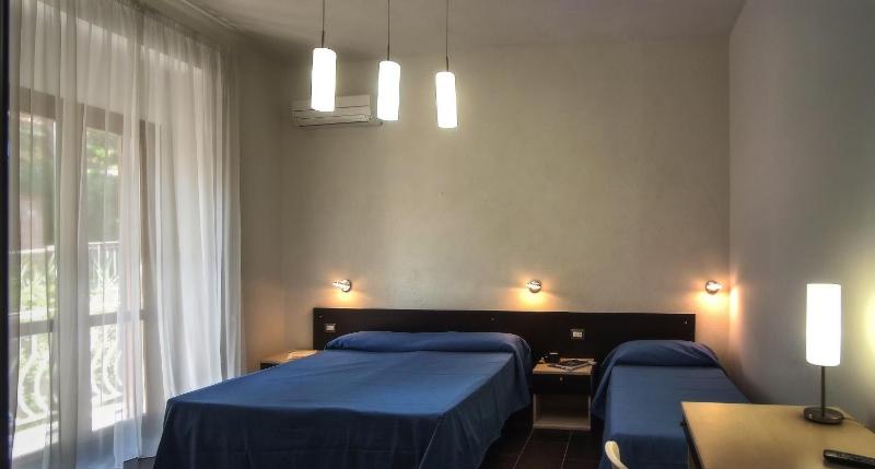 Economy Triple Room image 4