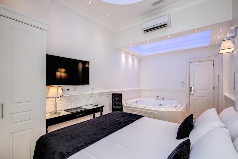 Double Room with Spa Bath image 3