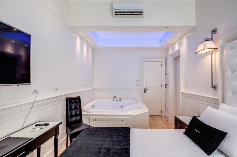 Double Room with Spa Bath image 4