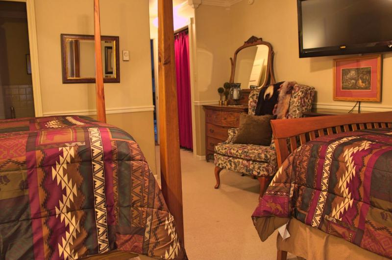 Queen Room with Two Queen Beds - Disability Access image 4