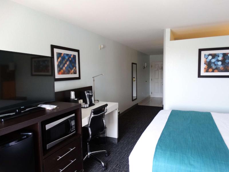 Family Room with One King Bed and Twin Beds image 2