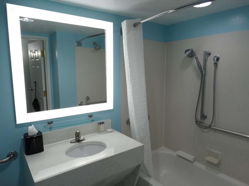 Queen Room with Two Queen Beds and Bath Tub - Mobility Access image 3