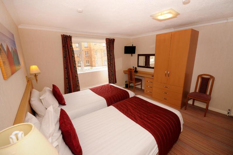 Twin Room image 4