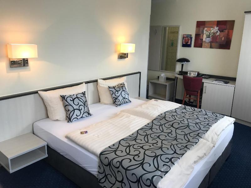Double Room with Balcony image 4
