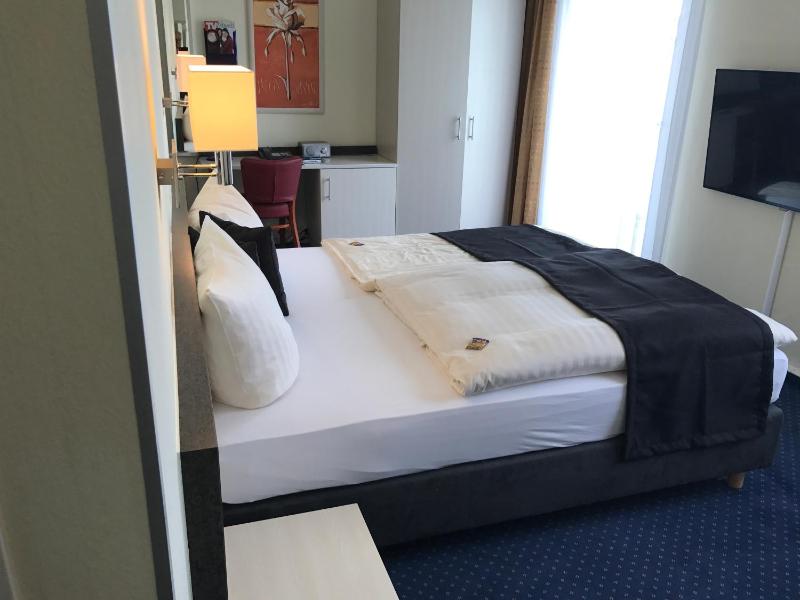 Double Room with Balcony image 2