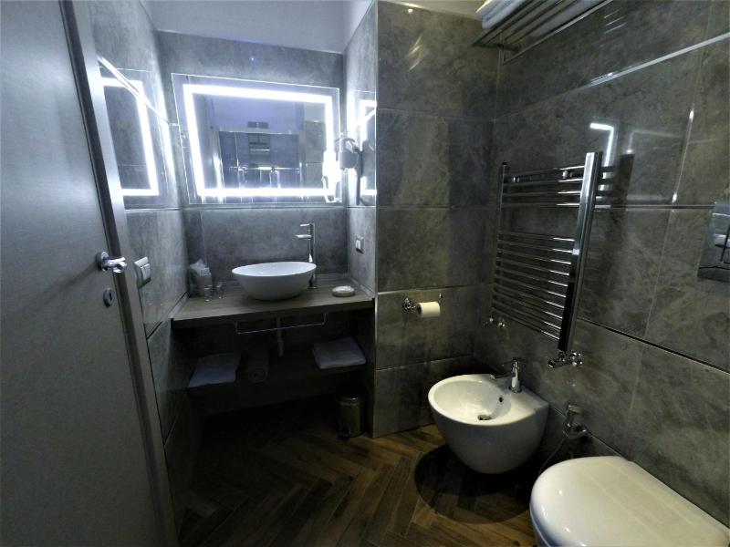 Deluxe Double Room with Balcony image 3