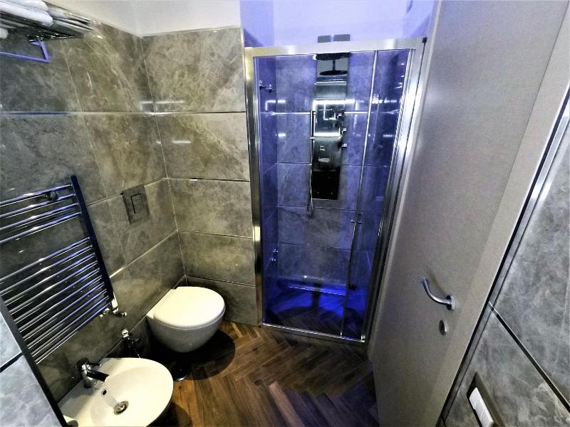 Deluxe Double Room with Balcony image 2