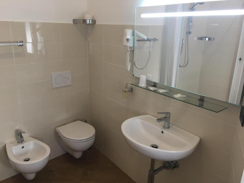 Single Room image 4