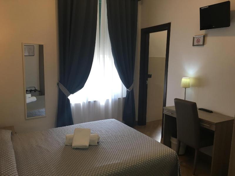 Single Room with French Bed image 2