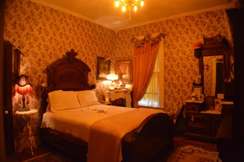 Deluxe Double Room with Bath image 2