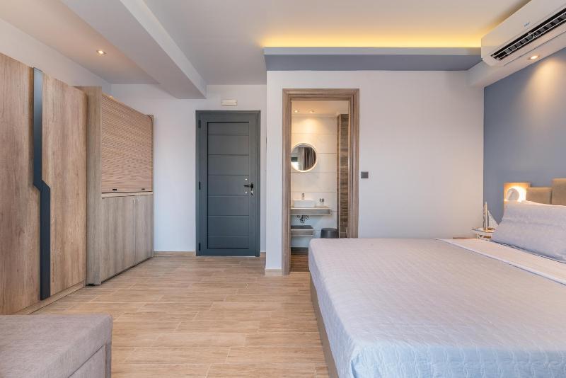 Comfort Triple Room with Shower image 3