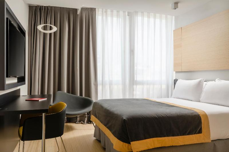 Basic Double Room image 3