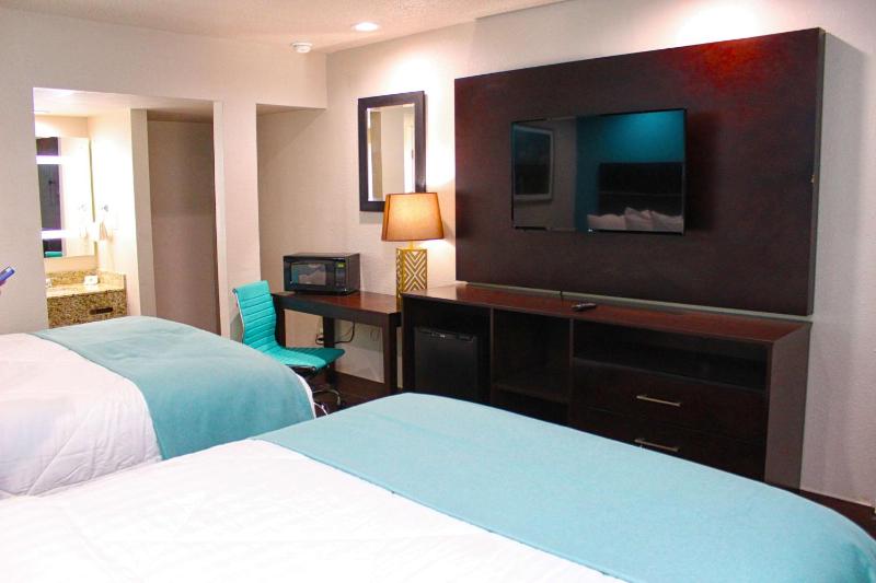 Queen Room with Two Queen Beds image 2